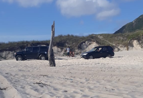 Veículo encalhou após sair da praia e foi "resgatado"por outro