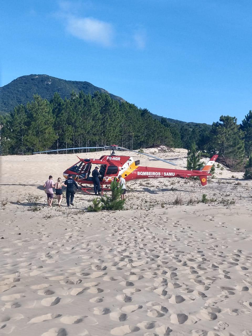 Momento que a jovem é transportada para o helicóptero dos bombeiros