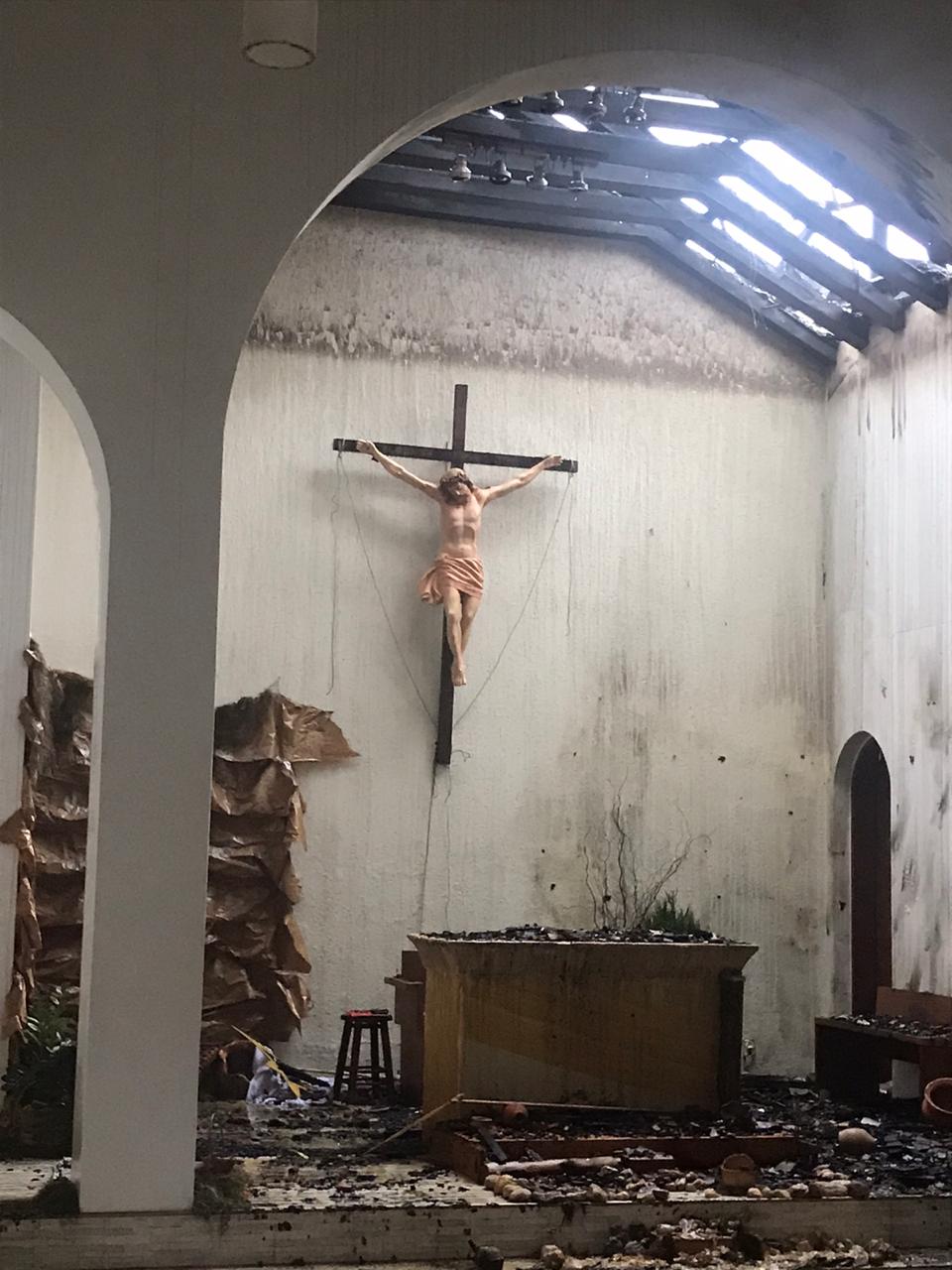  imagem de Cristo intacta após incêndio 