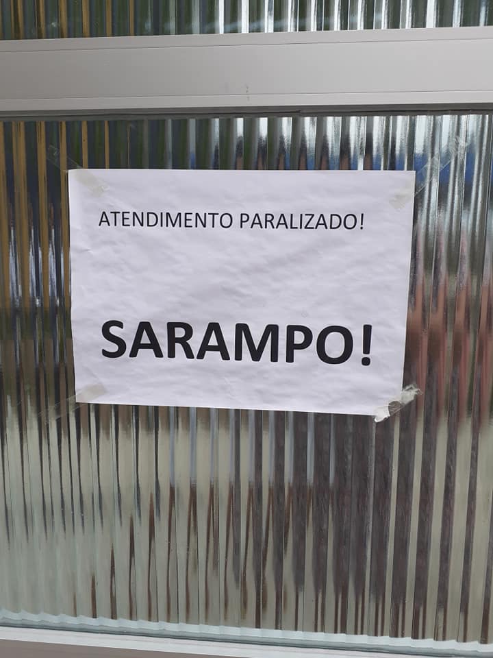 Aviso de sarampo (Obs: paralisado é com "s"). 