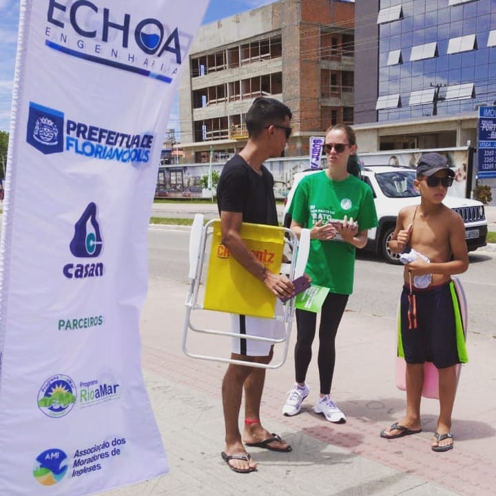 Equipe do Trato orientando moradores - Foto: Divulgação