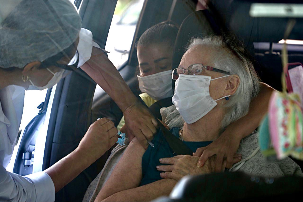 Atualmente, profissionais de saúde e idosos acima de 78 anos estão recebendo a vacina.