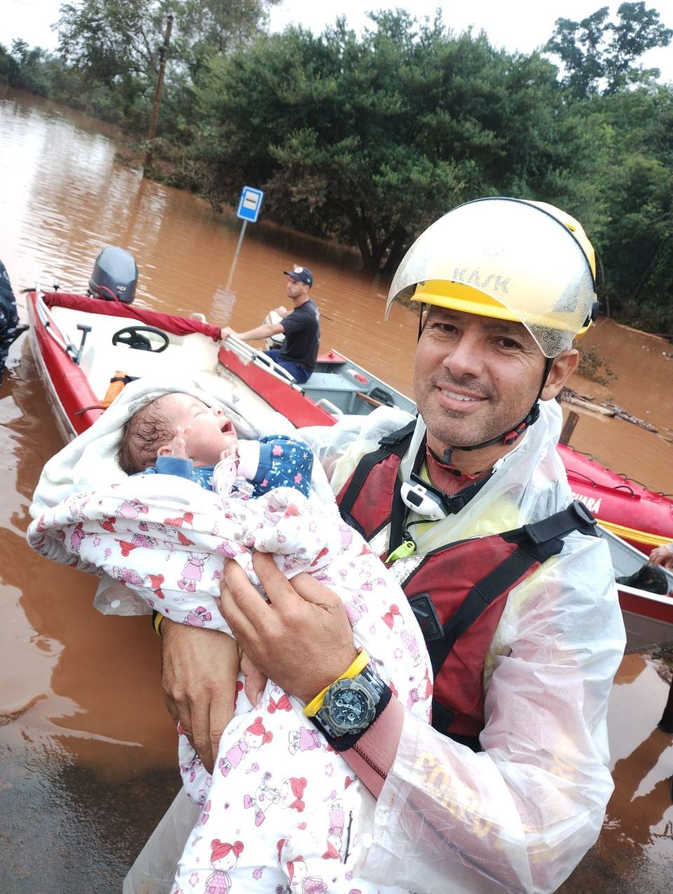 Foto: Cabo Rodrigues com o bebê salvo durante o resgate 