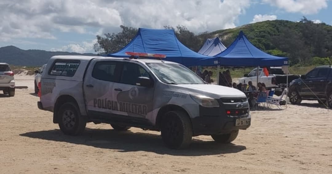 Momento em que o grupo de argentinos foi abordado pela Polícia Militar. Foto: PMSC