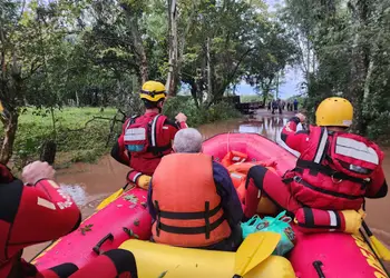 Equipes dos bombeiros de SC atuam em apoio aos atingidos pelas chuvas no Rio Grande do Sul 