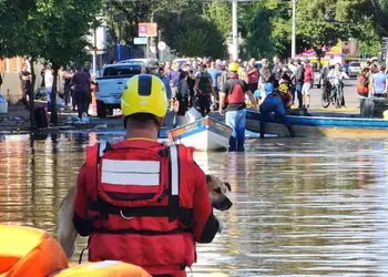 Equipes do Corpo de Bombeiros Militar de Santa Catarina já resgataram quase 3 mil pessoas no RS